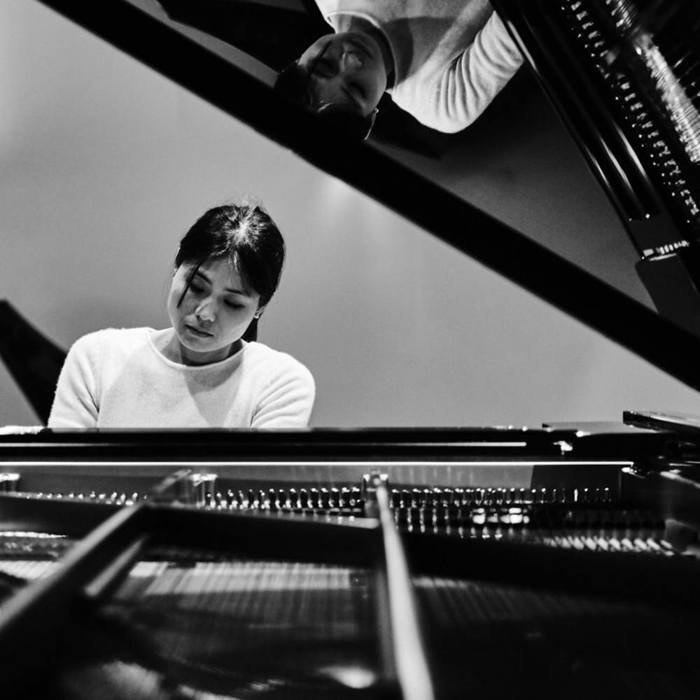 Willem Brons presenteert Yukiko Hasegawa