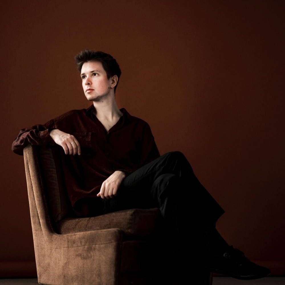 Willem Brons presenteert Mattias Spee